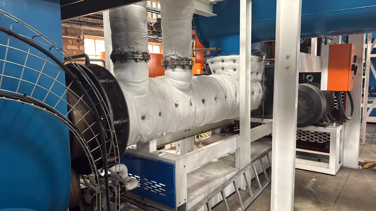 Rotary pyrolysis unit with drive motor